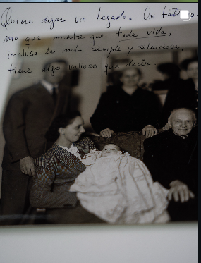 Foto familiar de archivo con una nota manuscrita