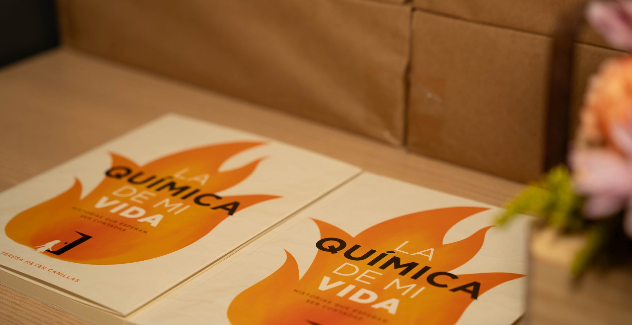 Ejemplares de La Química de mi Vida sobre la mesa de firmas