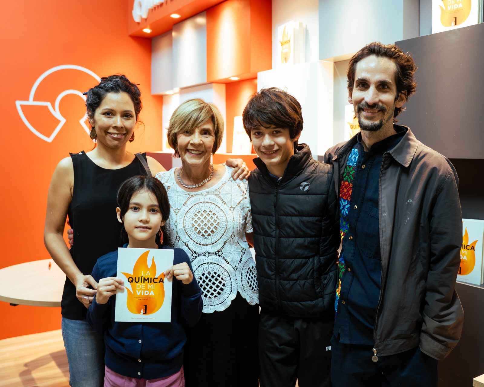 María Teresa con su familia en la presentación
