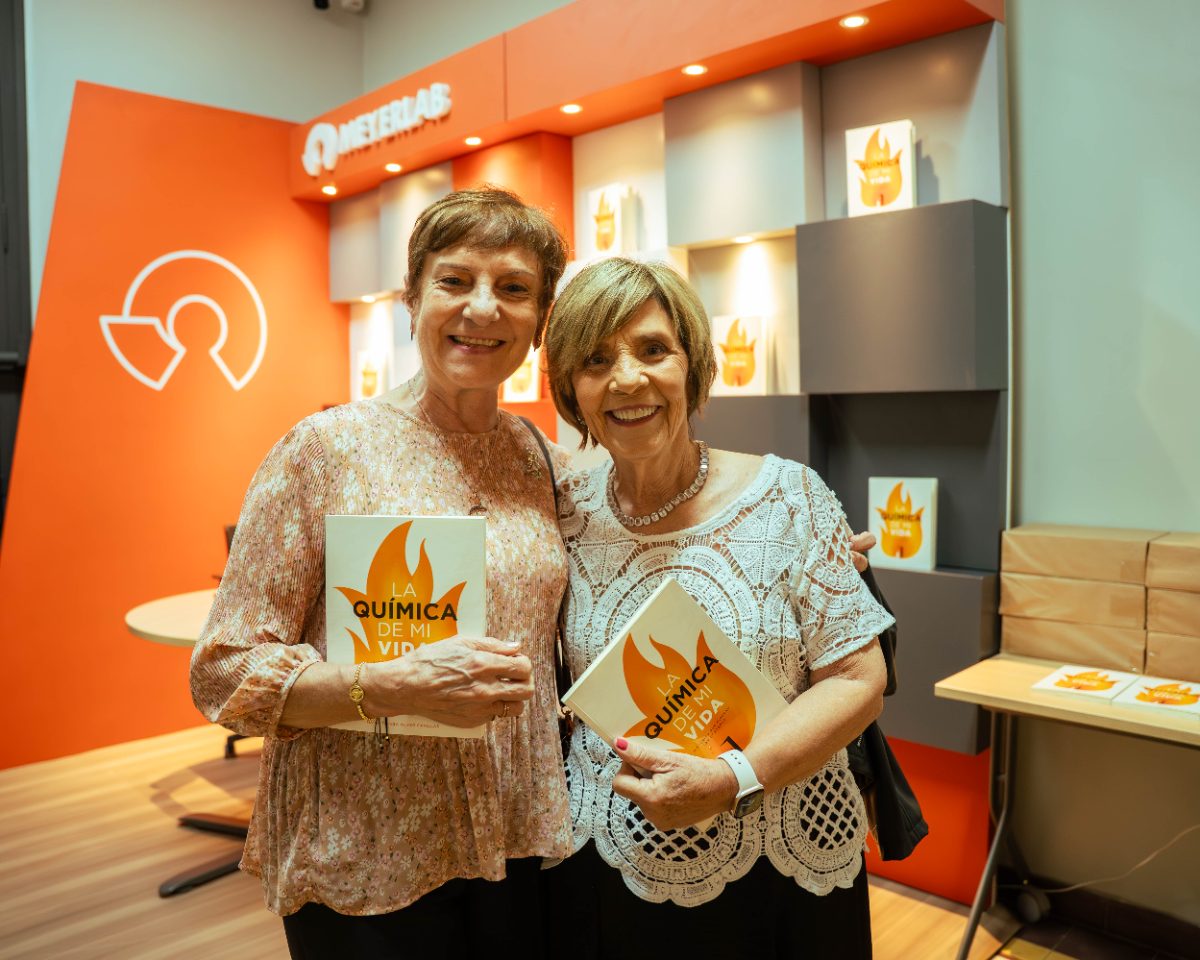 Lectoras con su ejemplar en el stand