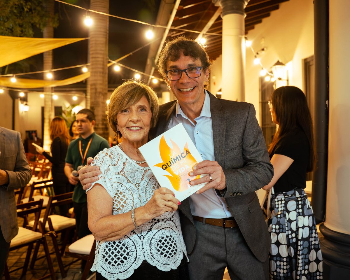 María Teresa con un lector en la presentación